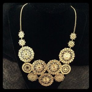 💋 Floral medallion necklace